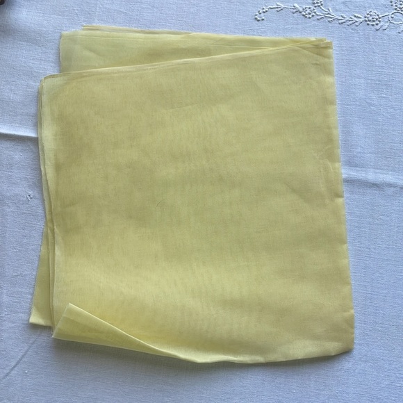 Vintage organdy (ca 1950's), yellow fabric, 36" wide, 17" long - Picture 4 of 4